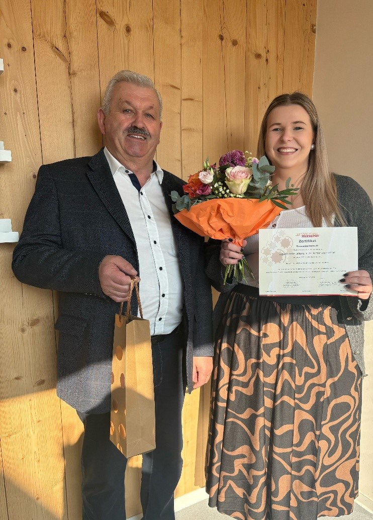 Bürgermeister Preißinger gratulierte der Leiterin der Kindertageseinrichtung Seybothenreuth, Frau Franziska Ponnath